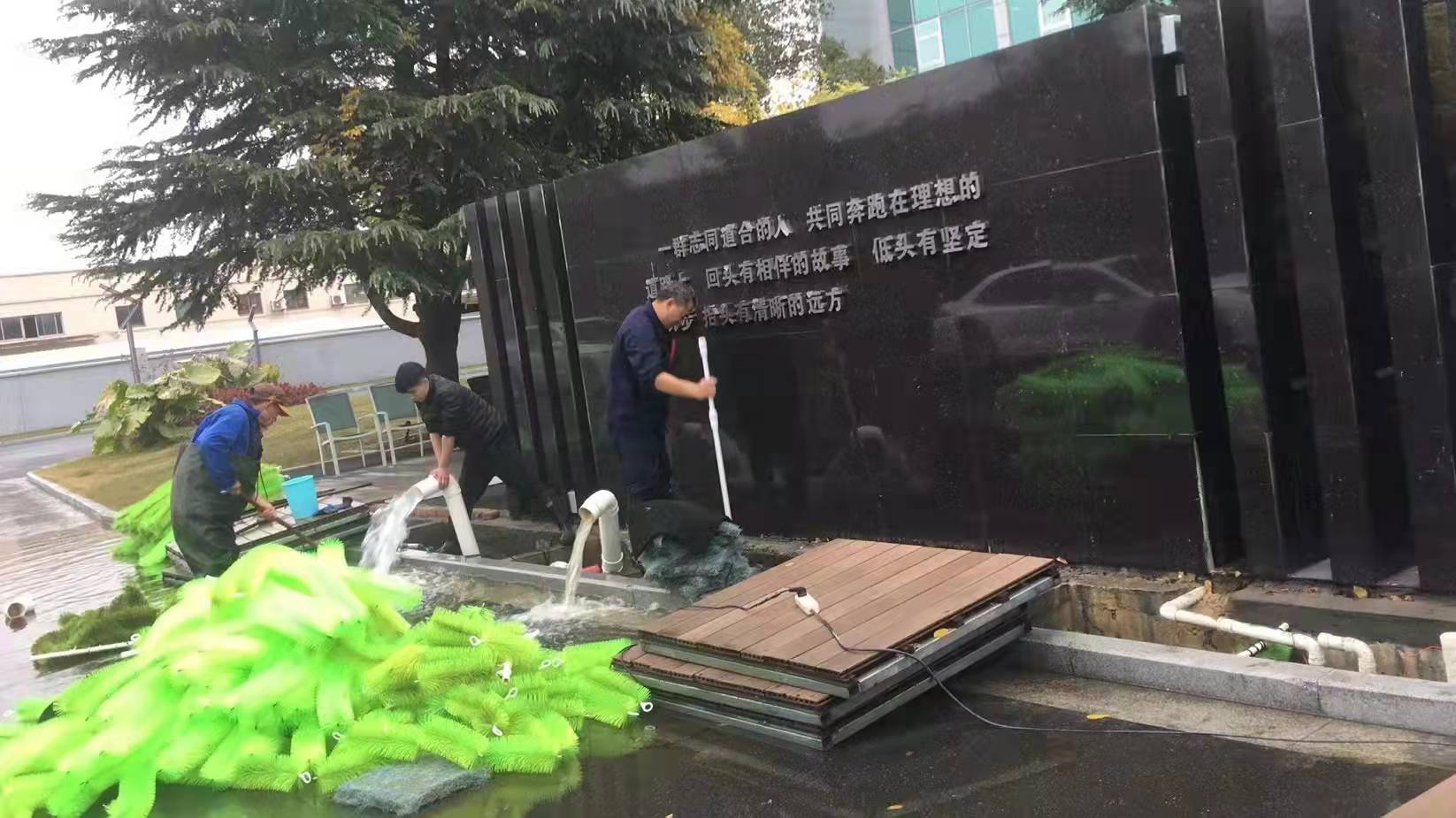 工程部组织清洗鱼池过滤器(图1)