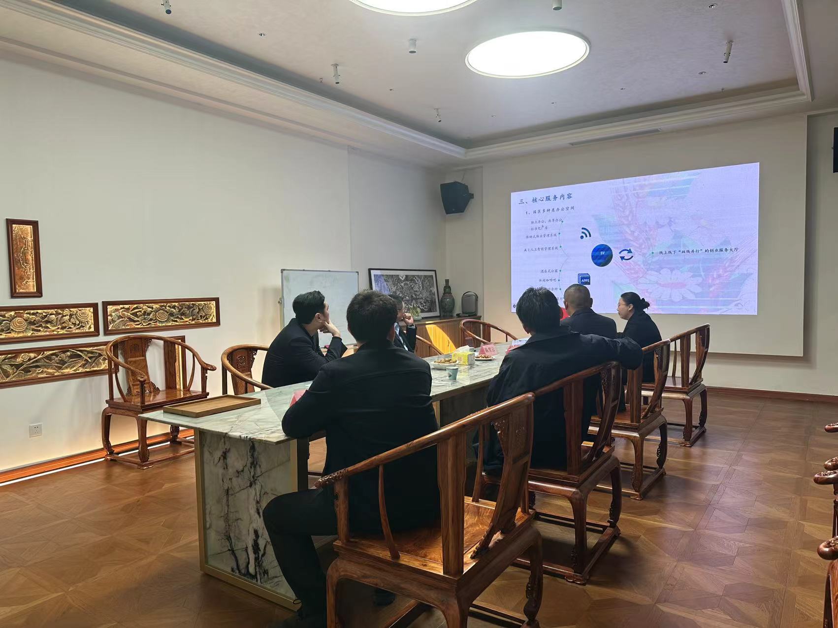 新城集团领导莅临智友艺创园参观交流(图4)